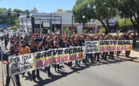 MT: NOVA DECISÃO:   GREVE ILEGAL:   Em meio a 3ª decisão judicial, policiais penais protestam em Cuiabá