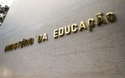 MT:  Docentes da rede pública de Mato Grosso pedem respeito e valorização