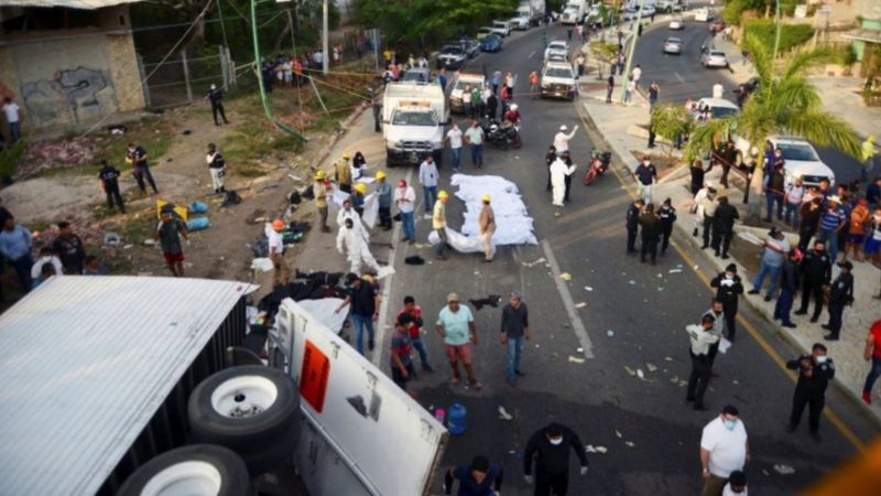 Ao menos 49 morrem em acidente no México com caminhão que transportava imigrantes