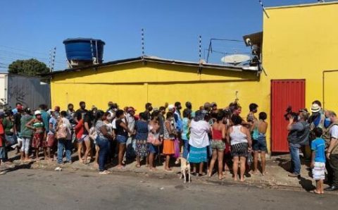 MT:  RETRATO DA FOME:  Vídeo mostra pessoas dormindo na rua para conseguir ossinhos na Capital