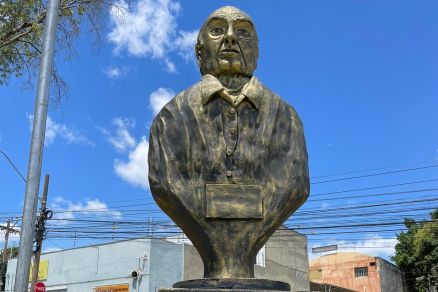 MT:  FIÉIS REPROVARAM:   Após polêmica, colégio diz que mudará escultura do padre Firmo