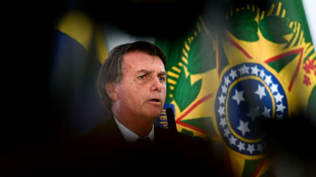 Bolsonaro insinua sem provas que vacinas de covid causam trombose e embolia