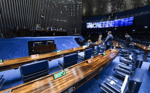Congresso tira verba de seguro-desemprego para liberar compra de helicópteros para militares