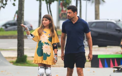 Cauã Reymond acompanha a filha, Sofia, em pista de skate ao lado de Mariana Goldfarb
