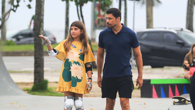 Cauã Reymond acompanha a filha, Sofia, em pista de skate ao lado de Mariana Goldfarb