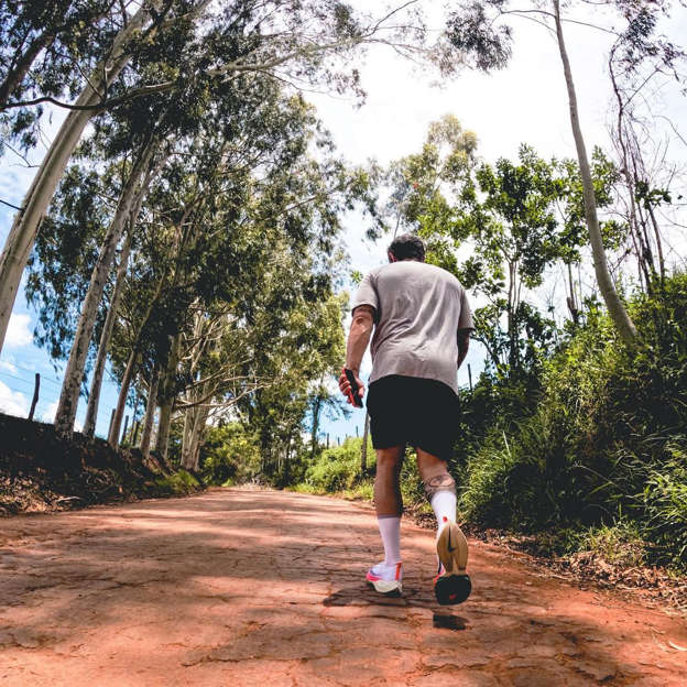 Marcos Mion caminha 110 km para pagar promessa por contrato com a Globo: ‘Nunca perdi a fé’
