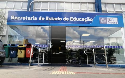 Escola Estadual Maria Esther Peres realiza premiação de estudantes no Festival de Teatro Estudantil