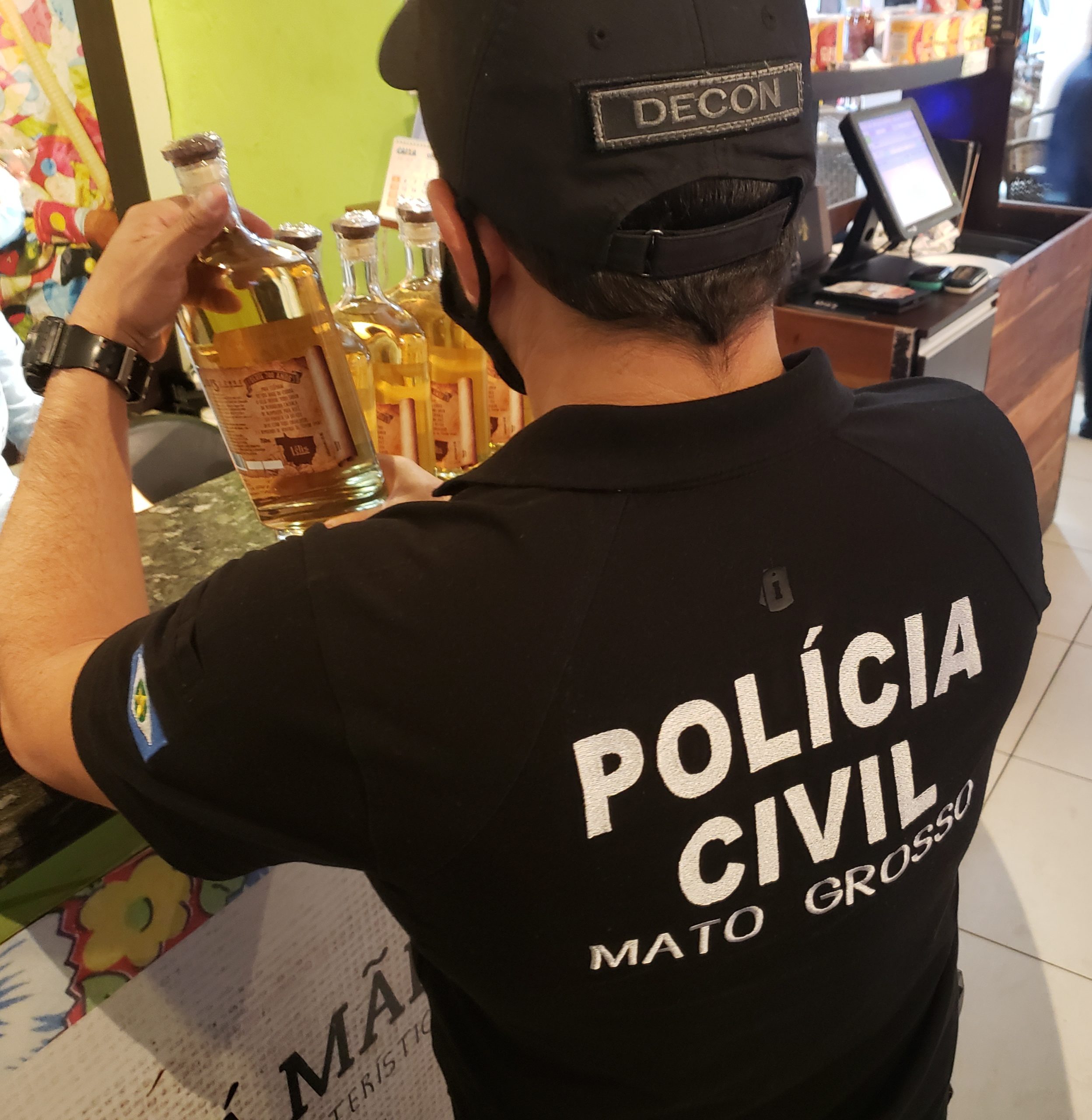 Polícia Civil apreende 40 garrafas de cachaça falsificada comercializada em restaurante da Capital