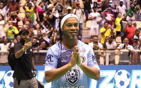 Com gols de Ronaldinho Gaúcho e Cafu, jogo beneficente pelo RS termina empatado