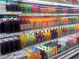 Os aditivos químicos presentes em 4 de cada 5 alimentos vendidos nos mercados do Brasil