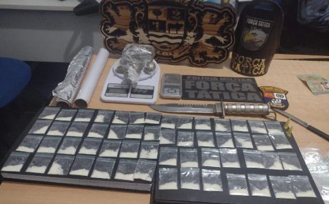 PM prende suspeito por tráfico de drogas e apreende 56 papelotes de cocaína no interior