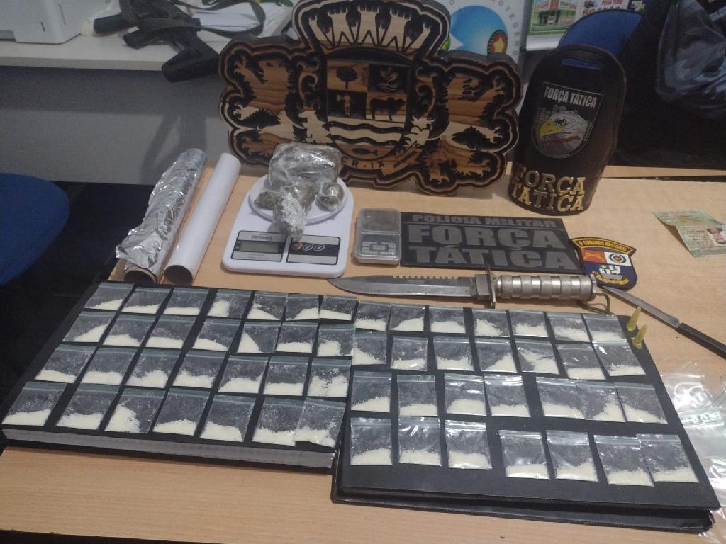 PM prende suspeito por tráfico de drogas e apreende 56 papelotes de cocaína no interior