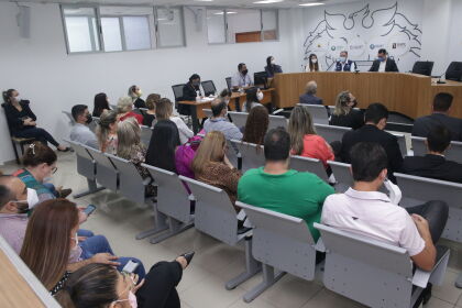 Comissão de Saúde pede explicações a Gilberto Figueiredo sobre processo seletivo