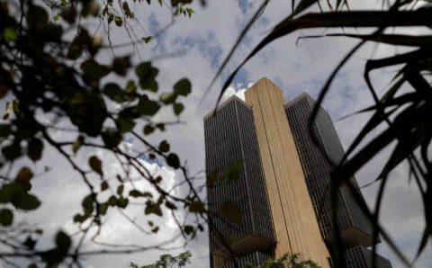 Especialistas reduzem projeção para crescimento econômico do Brasil este ano pela 10ª vez, mostra Focus