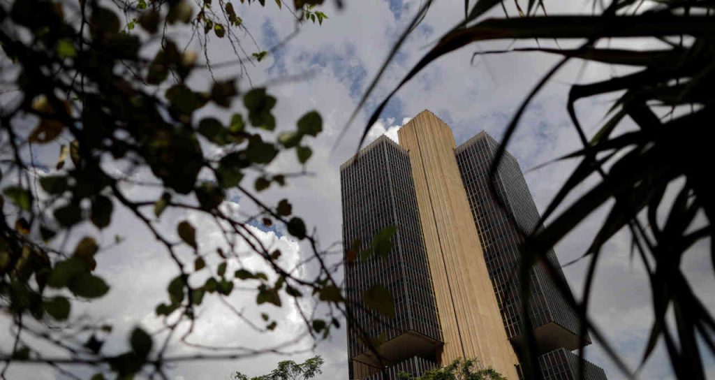 Especialistas reduzem projeção para crescimento econômico do Brasil este ano pela 10ª vez, mostra Focus