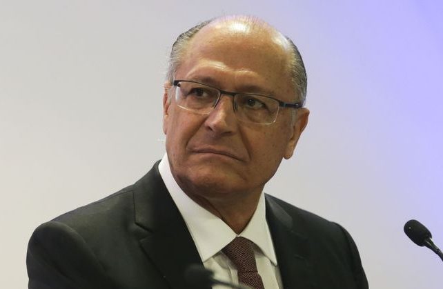 Ex-governador Geraldo Alckmin deixa o PSDB em meio a articulação com o ex-presidente Lula