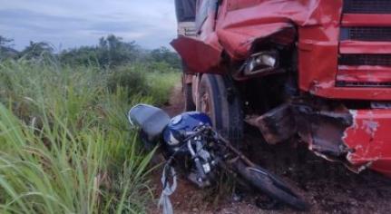 VÁRIAS FRATURAS PELO CORPO:  Motociclista morre ao ser arrastado por 200 metros em acidente com carreta