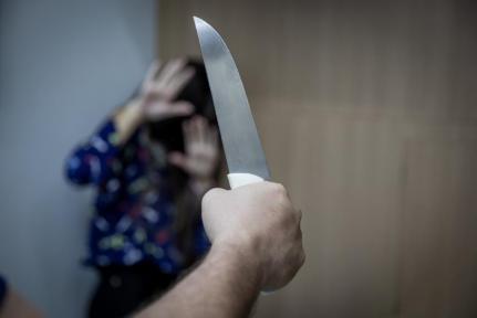 PAI DELE CHAMOU A POLÍCIA:  Homem mata a ex-mulher a facadas; ela o denunciou 3 vezes em 20 dias