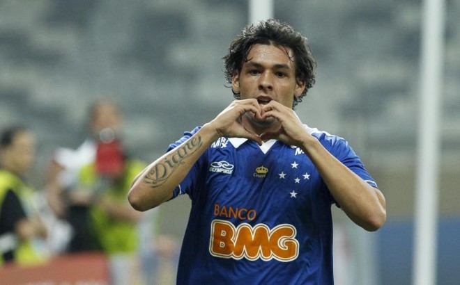 Ricardo Goulart é esperado para assinar com o Santos após exames