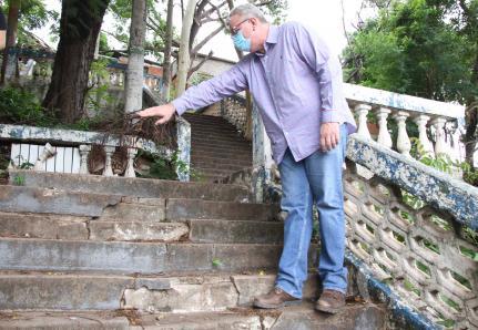 MT: Falta de manutenção e de segurança em escadaria preocupam moradores