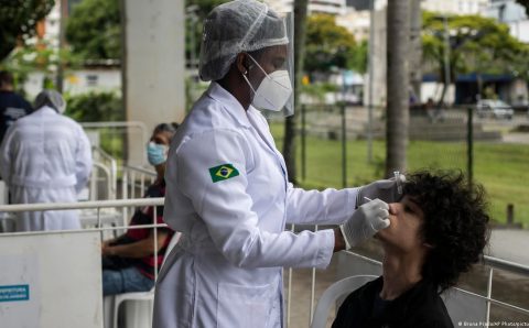 Brasil registra mais de 130 mil infecções num único dia