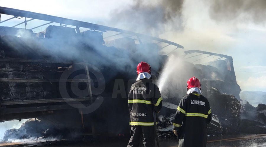 CARGA PERDIDA:   Carreta carregada de algodão pega fogo na MT-130