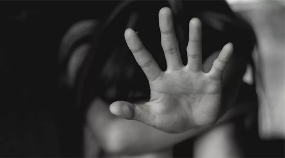 EM COLCHÃO NA SALA:  Mulher levanta lençol e vê filha sendo estuprada pelo padrinho