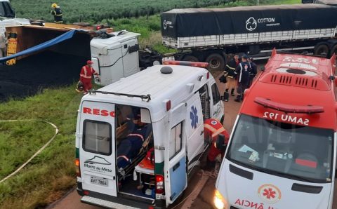 MT-130:  Motorista de caminhão fica preso nas ferragens após colisão com carreta