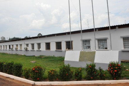 MATA GRANDE:  Polícia flagra drone com drogas e casal jogando celular em presídio