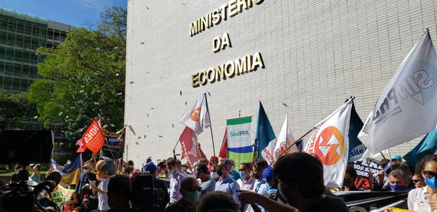 Dia de protestos de servidores por reajustes é esvaziado com ausência de auditores da Receita