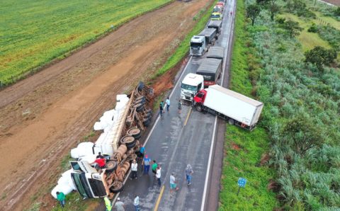 Acidente entre carretas e caminhão deixa BR-163 entre Lucas do Rio Verde e Nova Mutum interditada