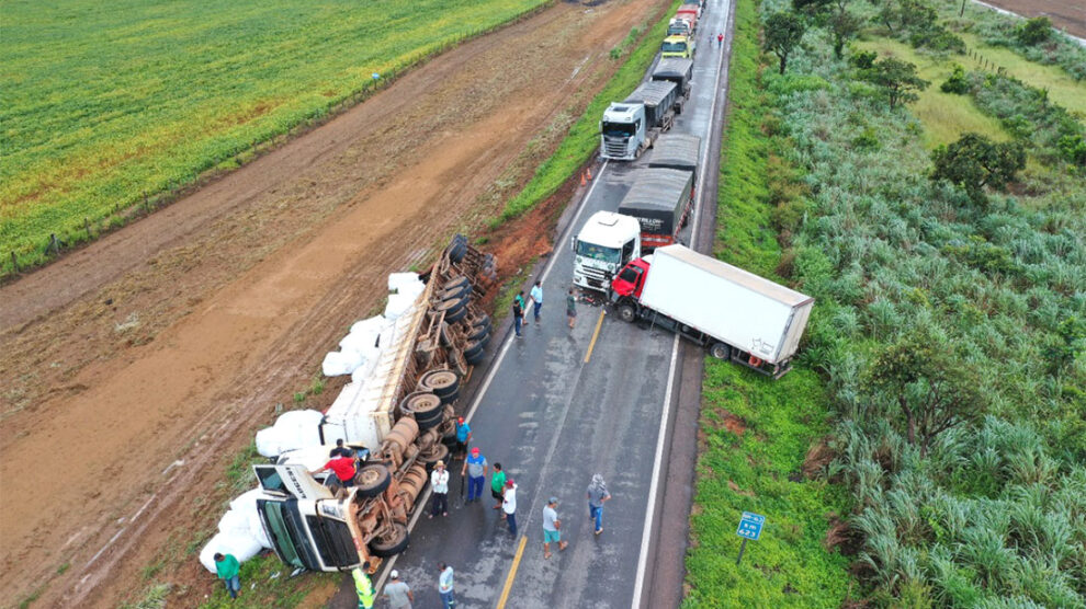 Acidente entre carretas e caminhão deixa BR-163 entre Lucas do Rio Verde e Nova Mutum interditada
