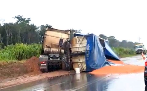 SORRISO:  Carreta carregada com grãos tomba na BR-163 em Sorriso; ônibus sai da pista