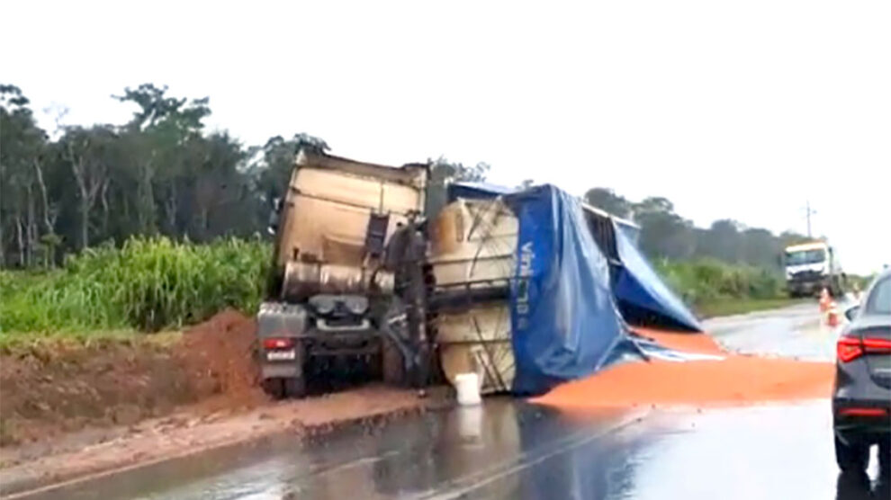 SORRISO:  Carreta carregada com grãos tomba na BR-163 em Sorriso; ônibus sai da pista