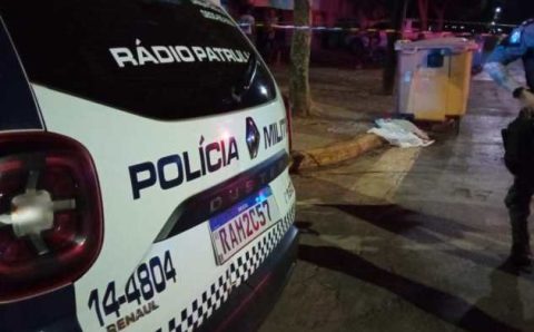 FACA FOI TOMADA:    Amigos lutam contra agressor que tentava esfaquear a ex-mulher