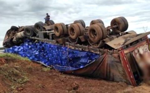 Carreta com placas de Sinop carregada com cerveja tomba na BR-163 em Nova Mutum