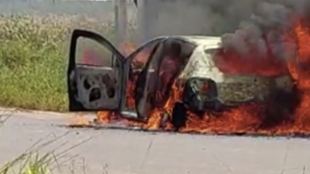Fogo deixa veículo totalmente destruído em Sinop