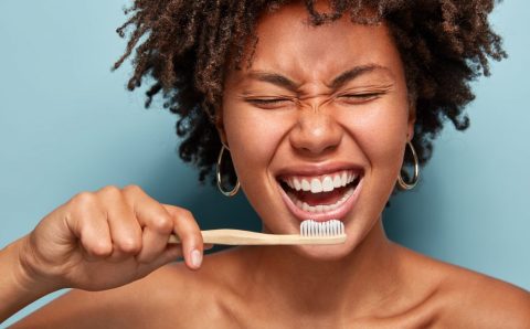 Casca de banana, carvão ativado e cúrcuma são ineficazes para clareamento dental, aponta pesquisa