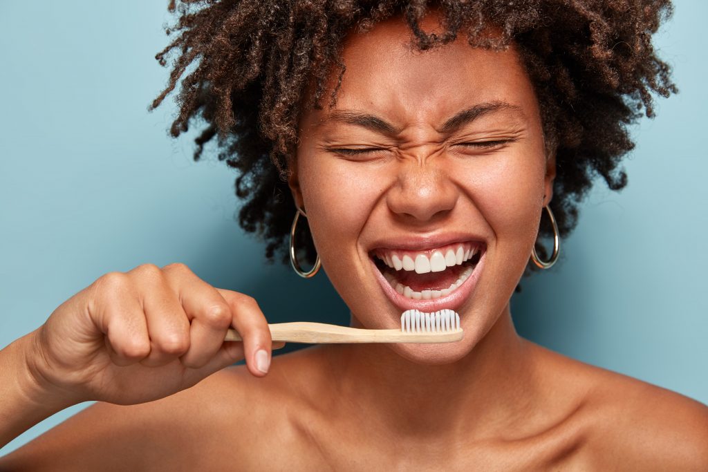 Casca de banana, carvão ativado e cúrcuma são ineficazes para clareamento dental, aponta pesquisa