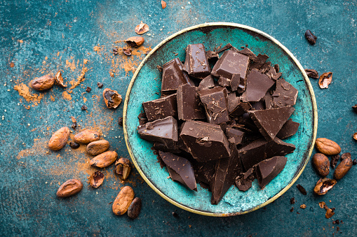 Os benefícios que dois pedaços de chocolate por dia podem trazer ao coração e ao cérebro