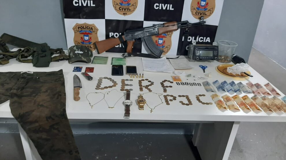 Polícia prende foragido da Justiça com drogas, munições e réplica de fuzil em Mato Grosso