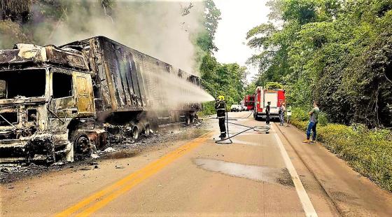 Carga de carne é queimada após carreta pegar fogo em rodovia de Mato Grosso
