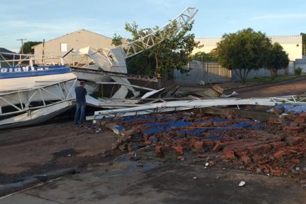 MT: FORÇA DA NATUREZA:   Vendaval destrói estádio, derruba árvores e destelha casas em MT