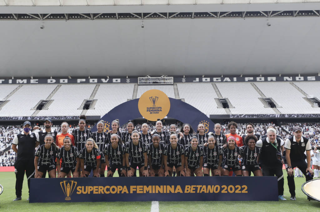 Corinthians marca no fim, bate Grêmio e conquista título inédito da Supercopa feminina