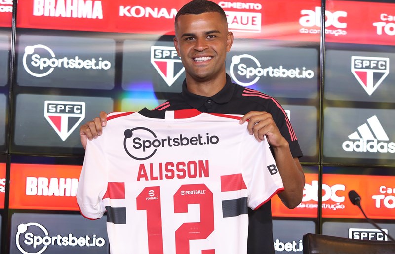Com excesso de meio-campistas, Alisson se consolida como ponta no São Paulo