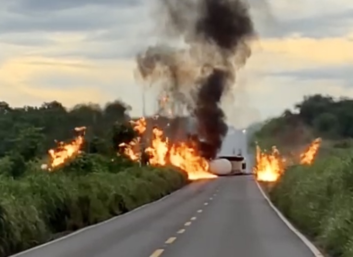 Carreta que transportava etanol pega fogo após tombar em rodovia no Médio Norte