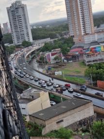 3 VEÍCULOS:  Colisão e capotamento trava trânsito em viaduto da Miguel Sutil