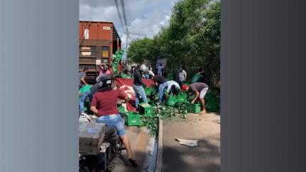 TRÂNSITO TRAVADO:   Caminhão tomba e moradores pegam cervejas