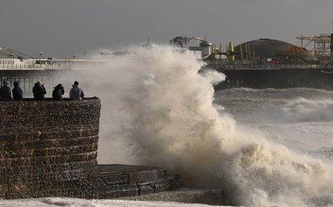 GRANDES INTERRUPÇÕES:  A tempestade Eunice atinge o Reino Unido e a Irlanda e deixa mortos e feridos