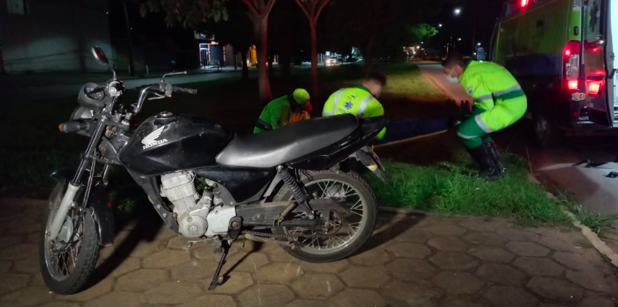 Motociclista escorrega em óleo e é socorrido com suspeita de fratura em Sinop
